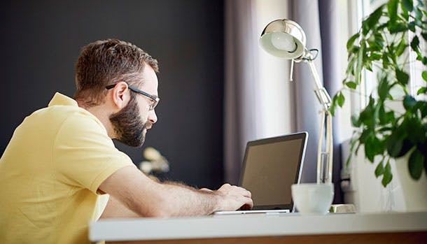 https://imgix.udeoghjemme.dk/media/article/sex-og-samliv_han-er-altid-hjemme.jpg