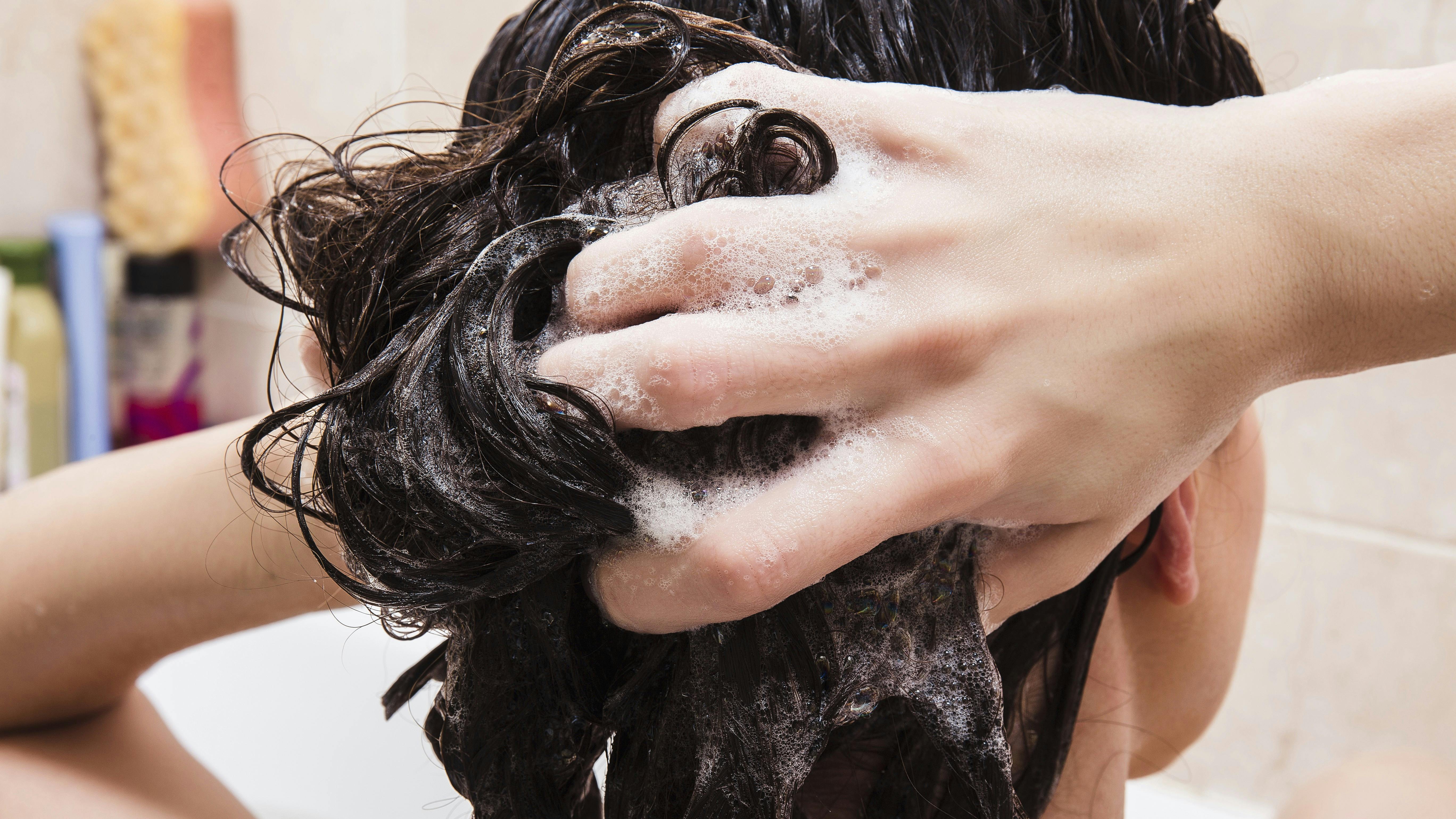Kvinde der vasker hår