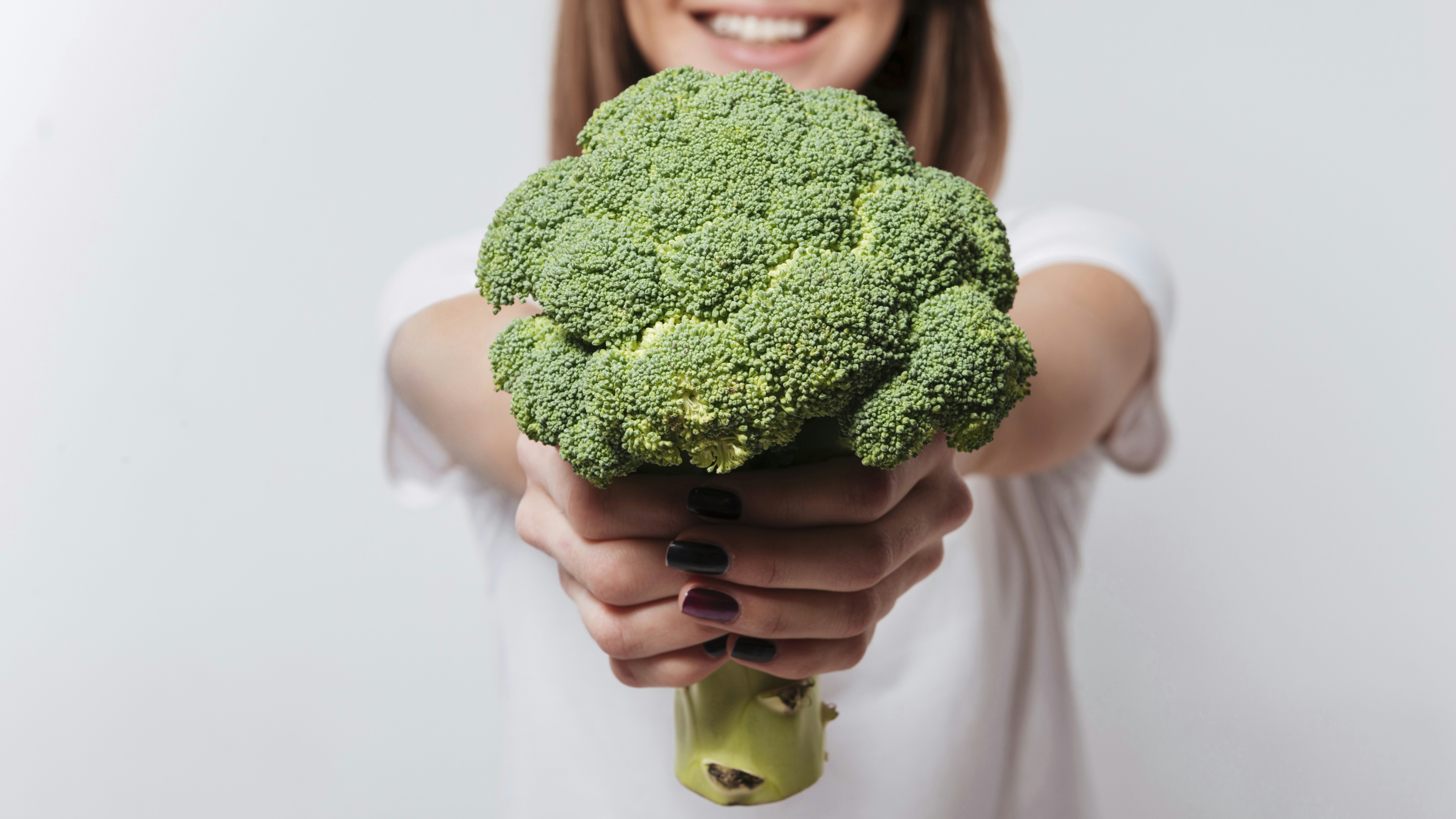 Kvinde der holder broccoli