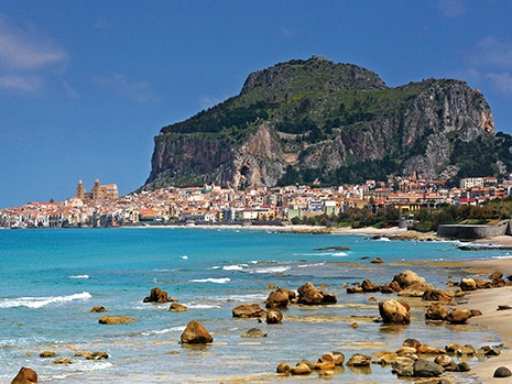 Oplev alt det bedste, når du rejser til Sicilien. Her er vi i den hyggelige kystby Cefalù.