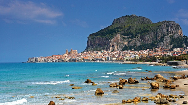 Oplev alt det bedste, når du rejser til Sicilien. Her er vi i den hyggelige kystby Cefalù.