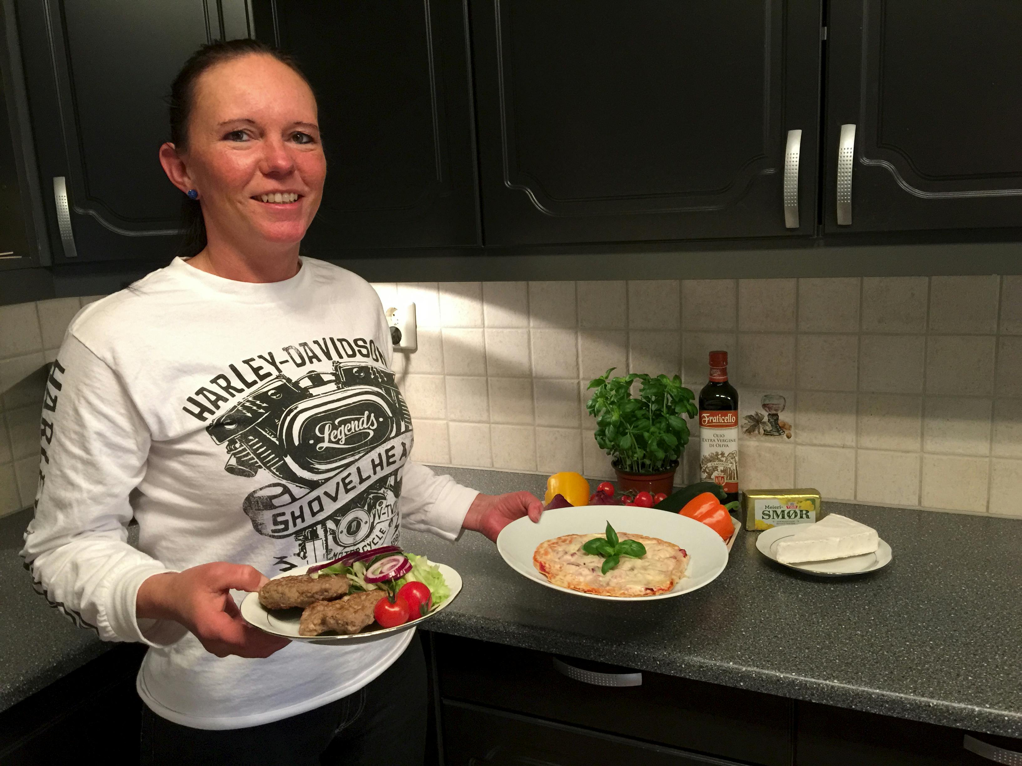 Sonja Grøtli er på L7 Kuren og står med en tallerken med mad på