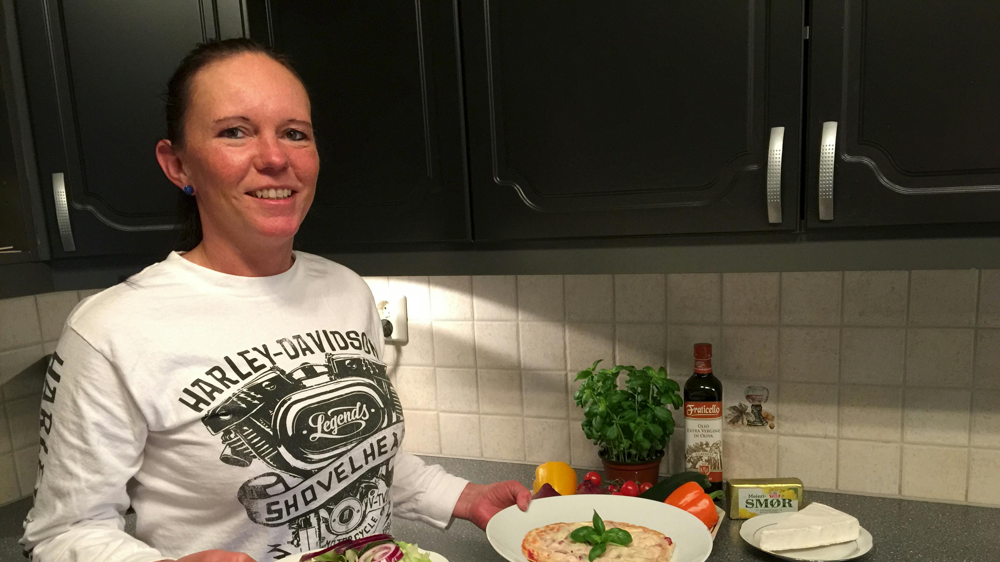 Sonja Grøtli er på L7 Kuren og står med en tallerken med mad på