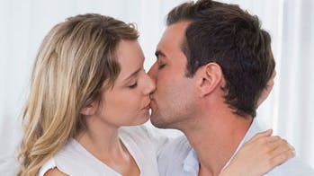 Mand og kvinder sidder og kysser