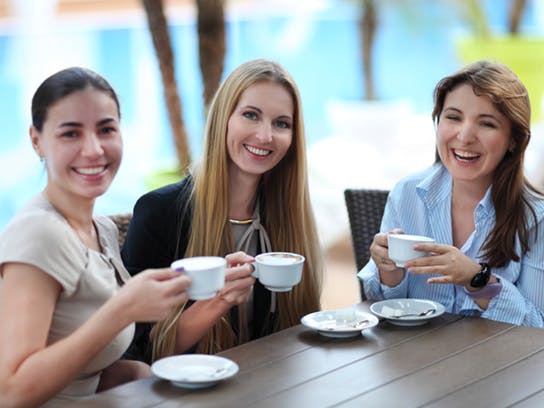 Tre kvinder drikke kaffe