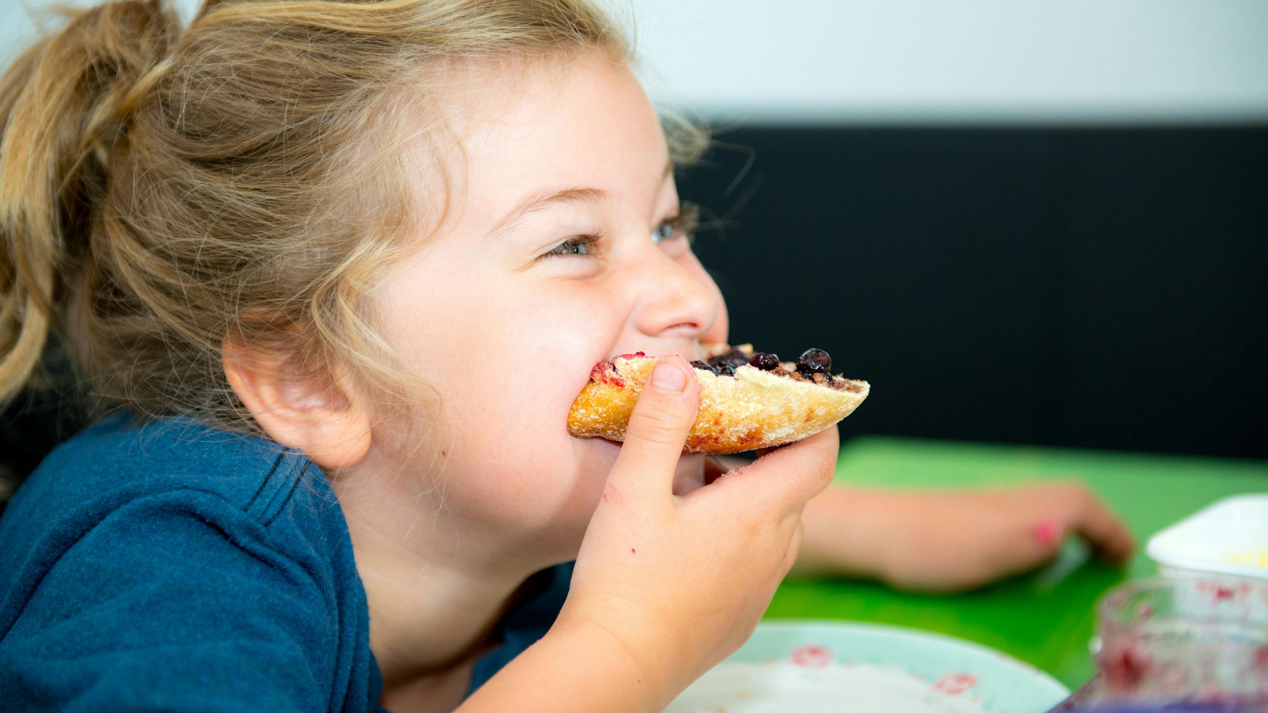 barn spiser en mad - fødevareallergi