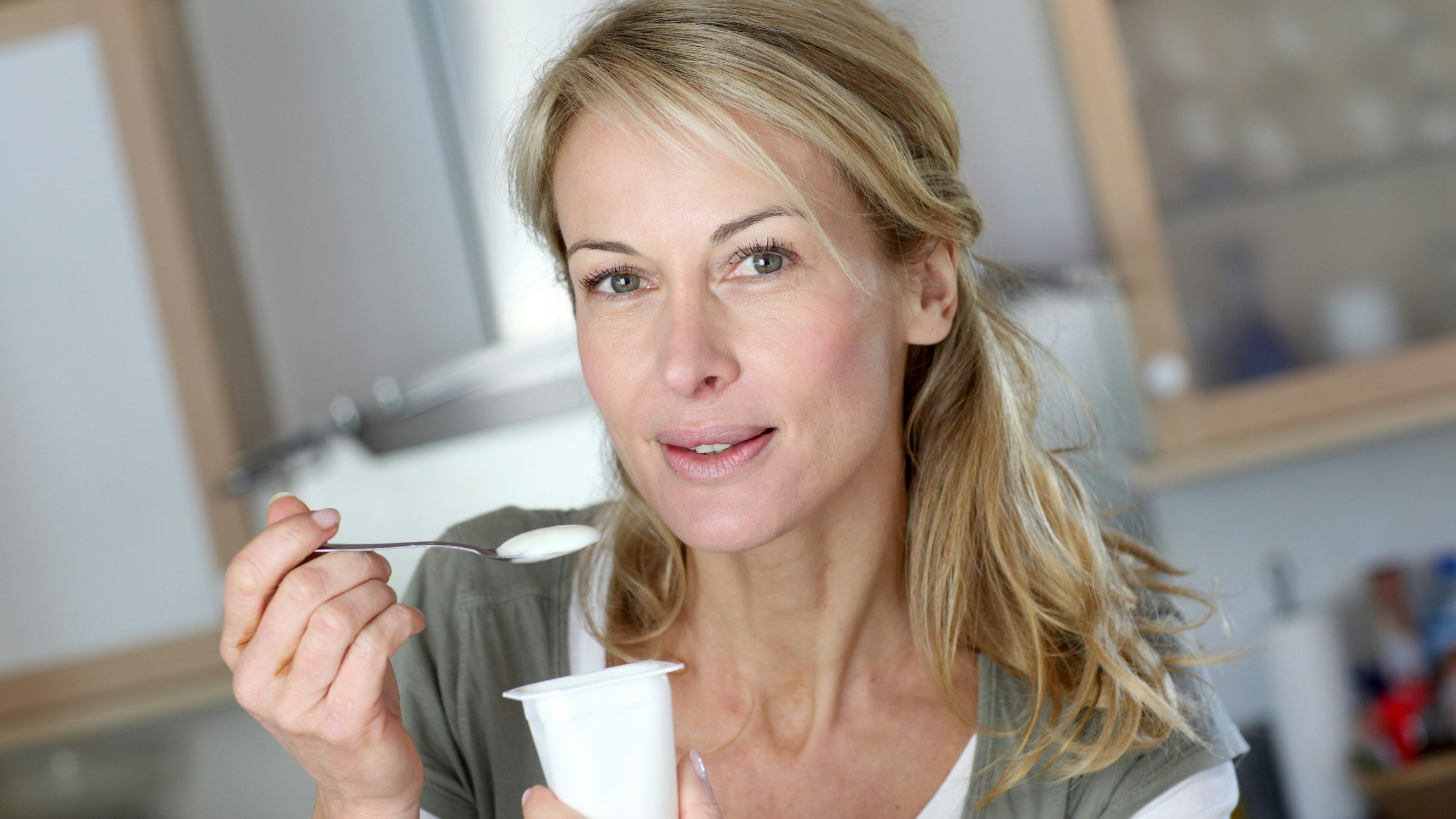 Kvinde spiser yoghurt kan måske sænke risiko for blodprop i hjernen