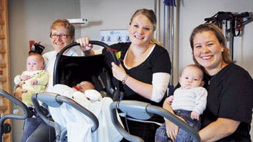 Med i mødregruppen er Dorthe Sneum, 41, med sønnen Flemming, Lillian Harborg, 27, med Valdemar og Lene Ladefoged, 31, med Rasmus.