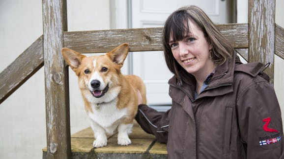 Adfærdsterapeut Lene Borggaard Kristiansen med hunden Charlie