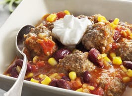 https://imgix.udeoghjemme.dk/media/websites/udeoghjemme-dot-dk/website2/2012/opskrifter/hovedret/07/27-chili-con-koedboller-266.jpg