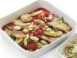 https://imgix.udeoghjemme.dk/media/websites/udeoghjemme-dot-dk/website2/2012/opskrifter/hovedret/07/27-paneret-skinkeschnitzel-med-tomatsauce-266.jpg