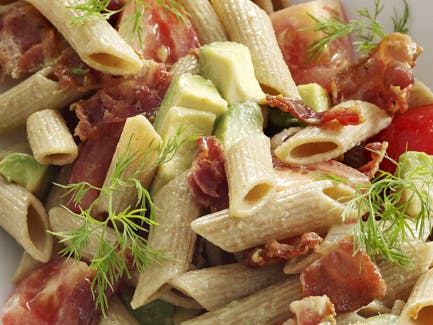 https://imgix.udeoghjemme.dk/media/websites/udeoghjemme-dot-dk/website2/2012/opskrifter/hovedret/07/30-pastasalat-foto.jpg