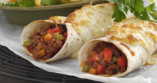 https://imgix.udeoghjemme.dk/media/websites/udeoghjemme-dot-dk/website2/2012/opskrifter/hovedret/08/34-gratinerede-tortillaer-med-oksekoed-612.jpg