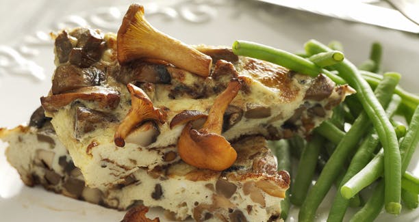 https://imgix.udeoghjemme.dk/media/websites/udeoghjemme-dot-dk/website2/2012/opskrifter/hovedret/09/36-frittata-med-svampe-612.jpg