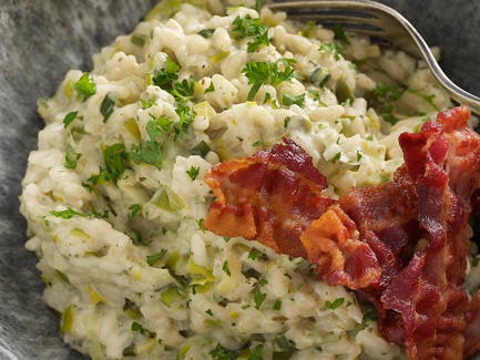 https://imgix.udeoghjemme.dk/media/websites/udeoghjemme-dot-dk/website2/2012/opskrifter/hovedret/12/49-risotto-med-grontesager-og-bacon-612.jpg