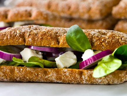 https://imgix.udeoghjemme.dk/media/websites/udeoghjemme-dot-dk/website2/2012/opskrifter/madpakke/08/33-sadwich-feta.jpg