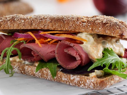 https://imgix.udeoghjemme.dk/media/websites/udeoghjemme-dot-dk/website2/2012/opskrifter/madpakke/08/33-sandwich-roastbeef.jpg