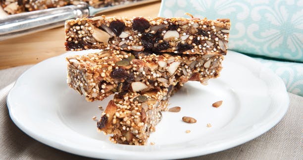 https://imgix.udeoghjemme.dk/media/websites/udeoghjemme-dot-dk/website2/2012/slank/mad/08/31-flapjacks-foto-2.jpg