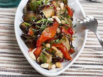https://imgix.udeoghjemme.dk/media/websites/udeoghjemme-dot-dk/website2/2012/slank/mad/11/48-auberginesalat-slankeklubben-362x260.jpg