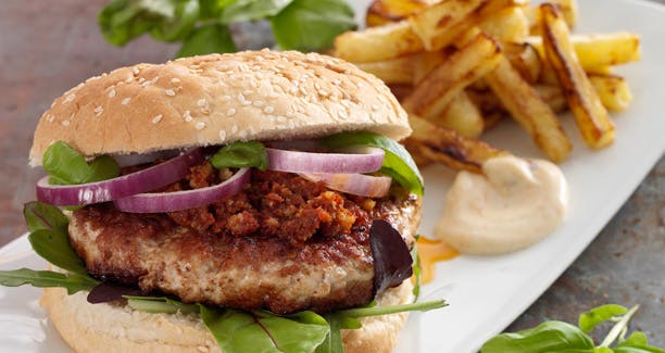 https://imgix.udeoghjemme.dk/media/websites/udeoghjemme-dot-dk/website2/2013/april/16/webredaktion/mad/16-burger-med-svinekoed-og-pommes-frites-612_0.jpg