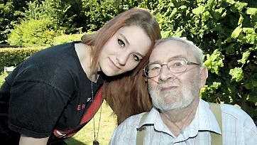 14-årige Katrine Tygesen med sin bedstefar, Frede Gregersen, 74.