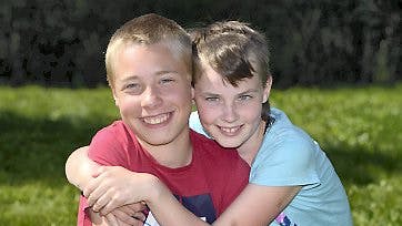 Helten Dennis på 13 år med søsteren Annika, som nær blev dræbt af en flugtbilist