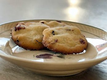 Konfekt-småkager med hvid chokolade og tranebær