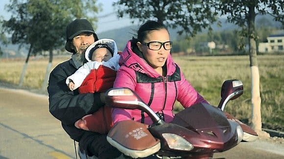 Familien kæmpede imod. Men 27-årige Zhan valgte alligevel den 50 år ældre Wen, som hun nu har fået barn med.