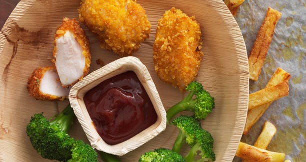 https://imgix.udeoghjemme.dk/media/websites/udeoghjemme-dot-dk/website2/2013/februar/07/webredaktion/mad/07-nuggets-og-bbqsauce-med-pommes-frites-612.jpg