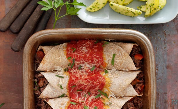https://imgix.udeoghjemme.dk/media/websites/udeoghjemme-dot-dk/website2/2013/februar/07/webredaktion/mad/07-tortillaer-med-oksekoedsfyld-612_0.jpg