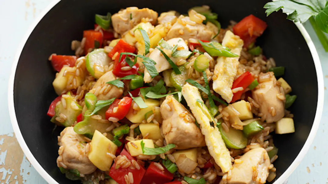 Stegte ris med kylling og grønt | opskrift fra udeoghjemme.dk