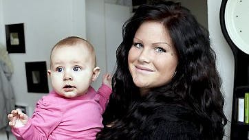 Nanna Eliasen fra de unge mødre med datteren