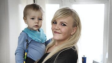 Victoria fra De unge mødre med sønnen Noah