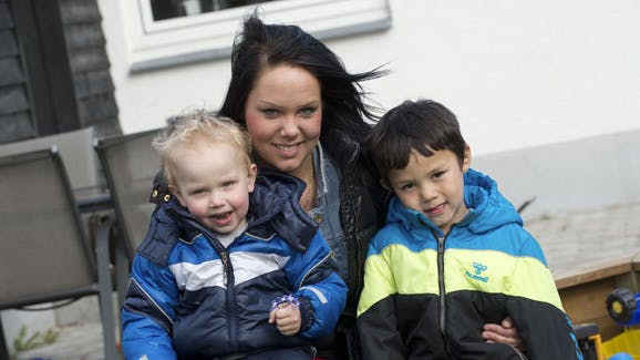 Camilla Framnes med sønnerne Oliver og Sebastian