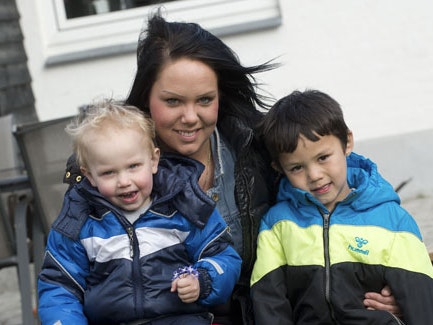 Camilla Framnes med sønnerne Oliver og Sebastian