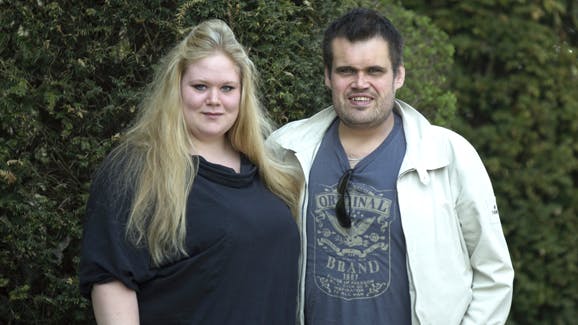 Sandra med journalist Martin Hjort, der også deltog i programmet Ekstremt Fed. Han har taget 15 kilo på siden.