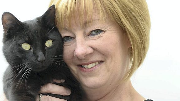 Katten Norman med sin glade ejer