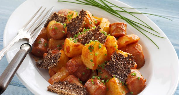 https://imgix.udeoghjemme.dk/media/websites/udeoghjemme-dot-dk/website2/2013/marts/12/webredaktion/mad/12-svensk-poelseret-og-rugbroedschips-612.jpg