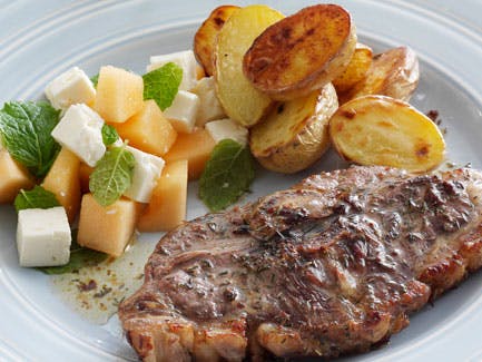 https://imgix.udeoghjemme.dk/media/websites/udeoghjemme-dot-dk/website2/2013/marts/13/webredaktion/mad/13-lammekotelet-og-melonsalat-612.jpg