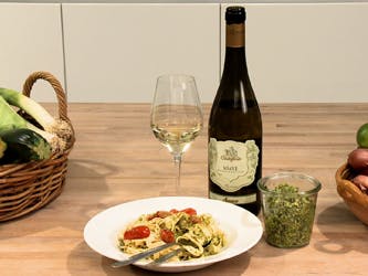 https://imgix.udeoghjemme.dk/media/websites/udeoghjemme-dot-dk/website2/2013/november/47/webredaktion/superbest/artikel/aller-superbest-pasta-persillepesto.jpg