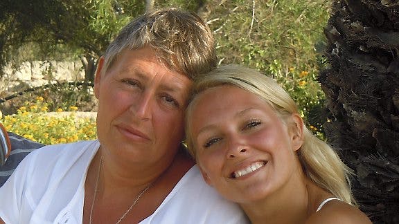 For bare tre måneder siden kunne Jane stadig gå. Her ses hun med datteren Rikke i begyndelsen af september på Malta på sin sidste ferietur med familien.