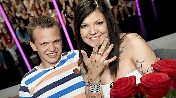 Hannah Melissa viser sin forlovelsesring, som hun netop har fået af René.