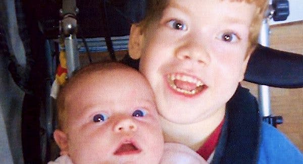 10-årige Jonas døde lykkelig efter at have holdt sin elskede lillebror.