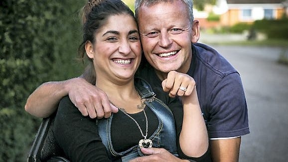Mulle er spastisk lammet. Men det har ikke hindret hende i at få en kernefamilie, som hun glad viser frem for Bubber.