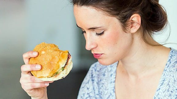 Når trætheden rammer går sulten ind. Nu viser nu forskning at særligt kvinderne får hang til søde sager og fast food, når de er i søvnunderskud.
