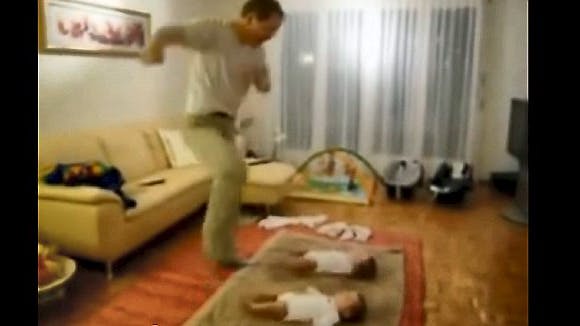 Det går lystigt for sig, når tvillingerne danser med far.