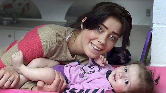 Josephine sammen med sin datter, Yasmin, tilbage i februar. I dag har hun mistet sin elskede lille pige.