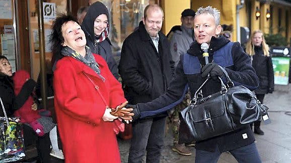 Bubber spredte glæde og højt humør, da han og Ude og Hjemmes juleindsamling besøgte Frederikssund.