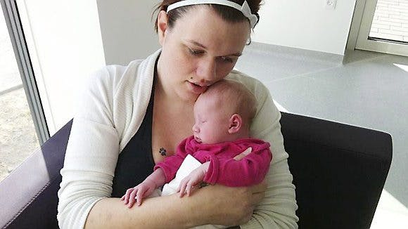 Louise sidder med sin nyfødte datter på et mor-barn-hjem i Hedensted. Hun har netop truffet beslutningen om at give datteren væk.