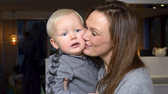 Lille Adam på to år nyder livet derhjemme med sin mor Maria Cochet Myllerup.